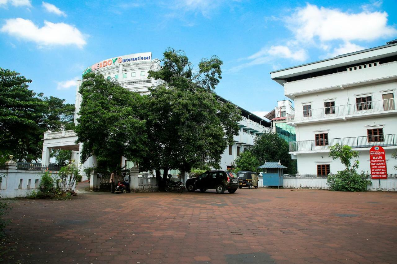 Hotel Meadows International Kizhake Chālakudi Exterior foto