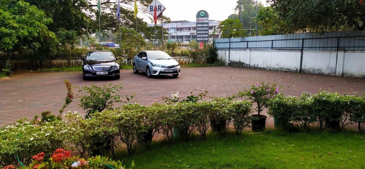 Hotel Meadows International Kizhake Chālakudi Exterior foto